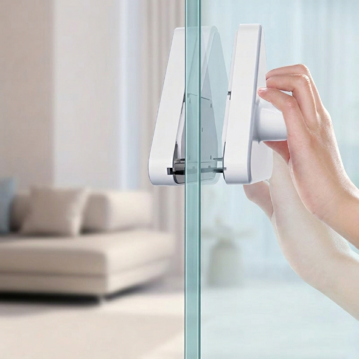 Persona usando el limpiacristales magnético con facilidad, desde dentro de casa