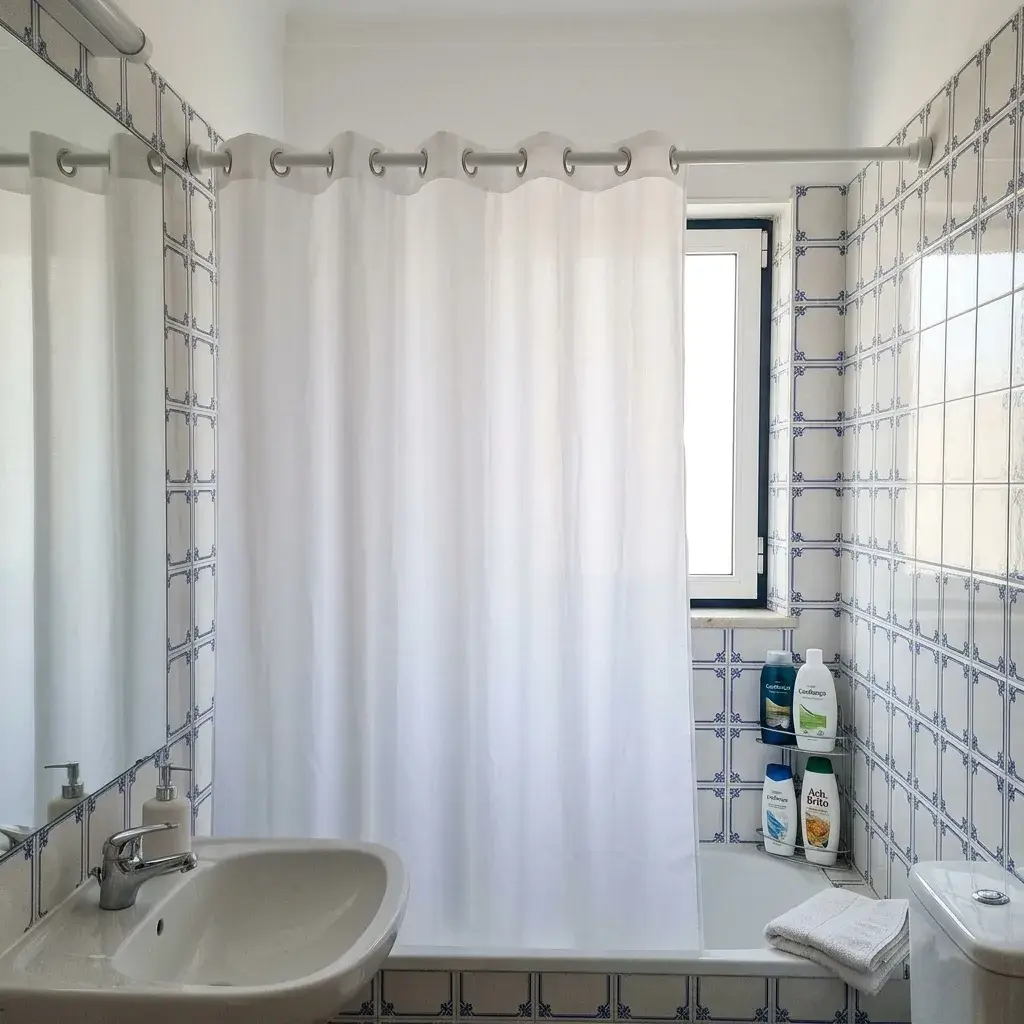 Espacio organizado con barra ajustable sujetando una cortina