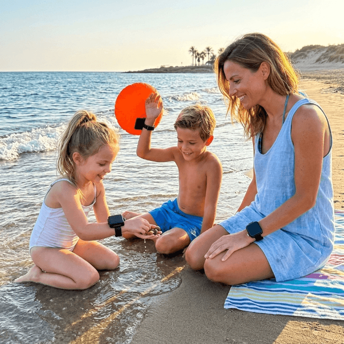 Familia usando la pulsera salvavidas en la playa en España