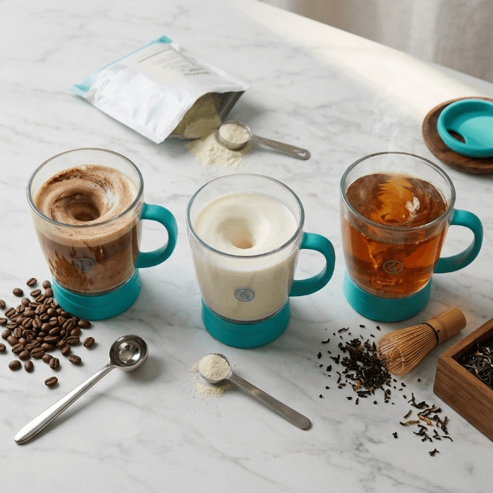 Conjunto de tazas autocalentables con café, leche y té listos para saborear