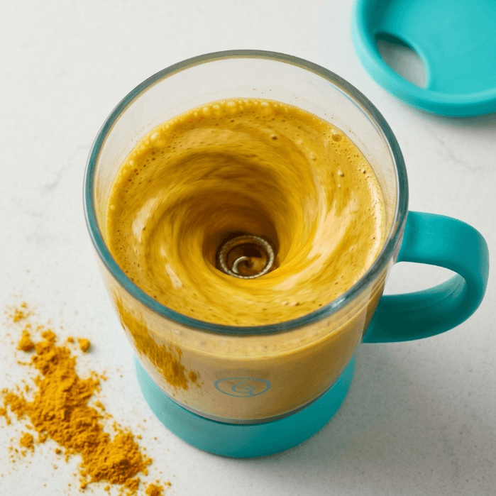 Tres opciones de bebidas — café, leche y té — todas mantenidas calientes por la taza eléctrica