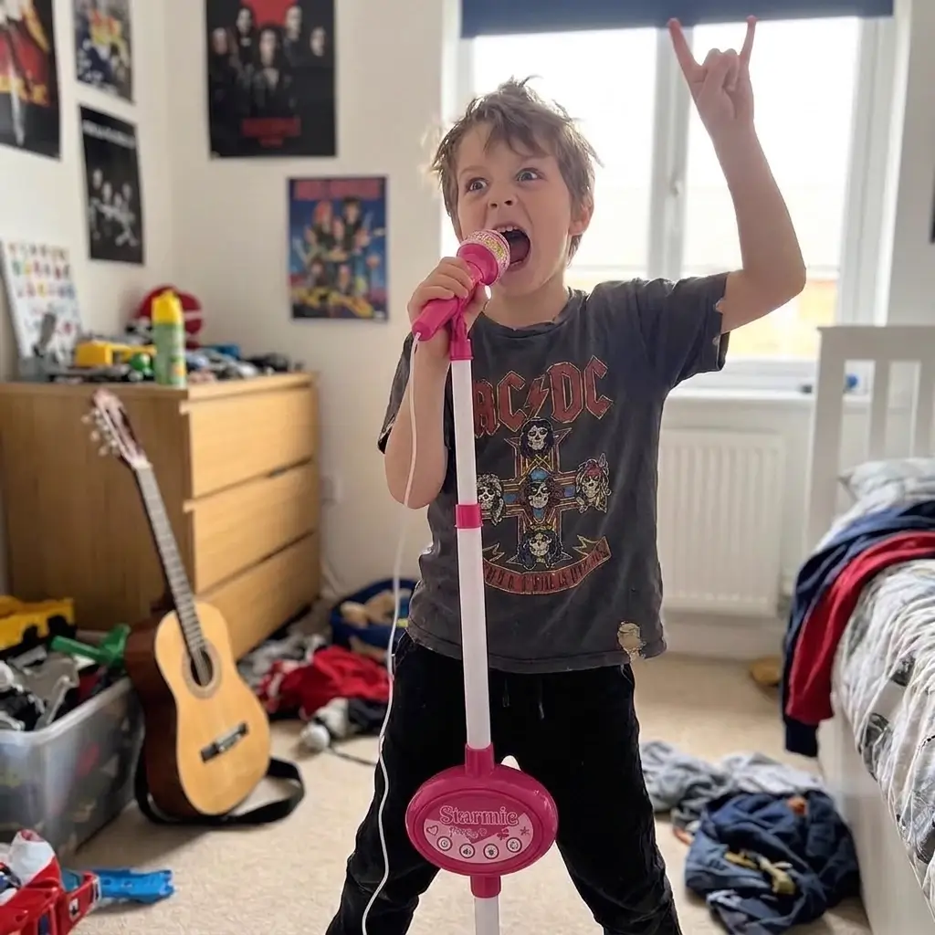 Niño actuando al micrófono