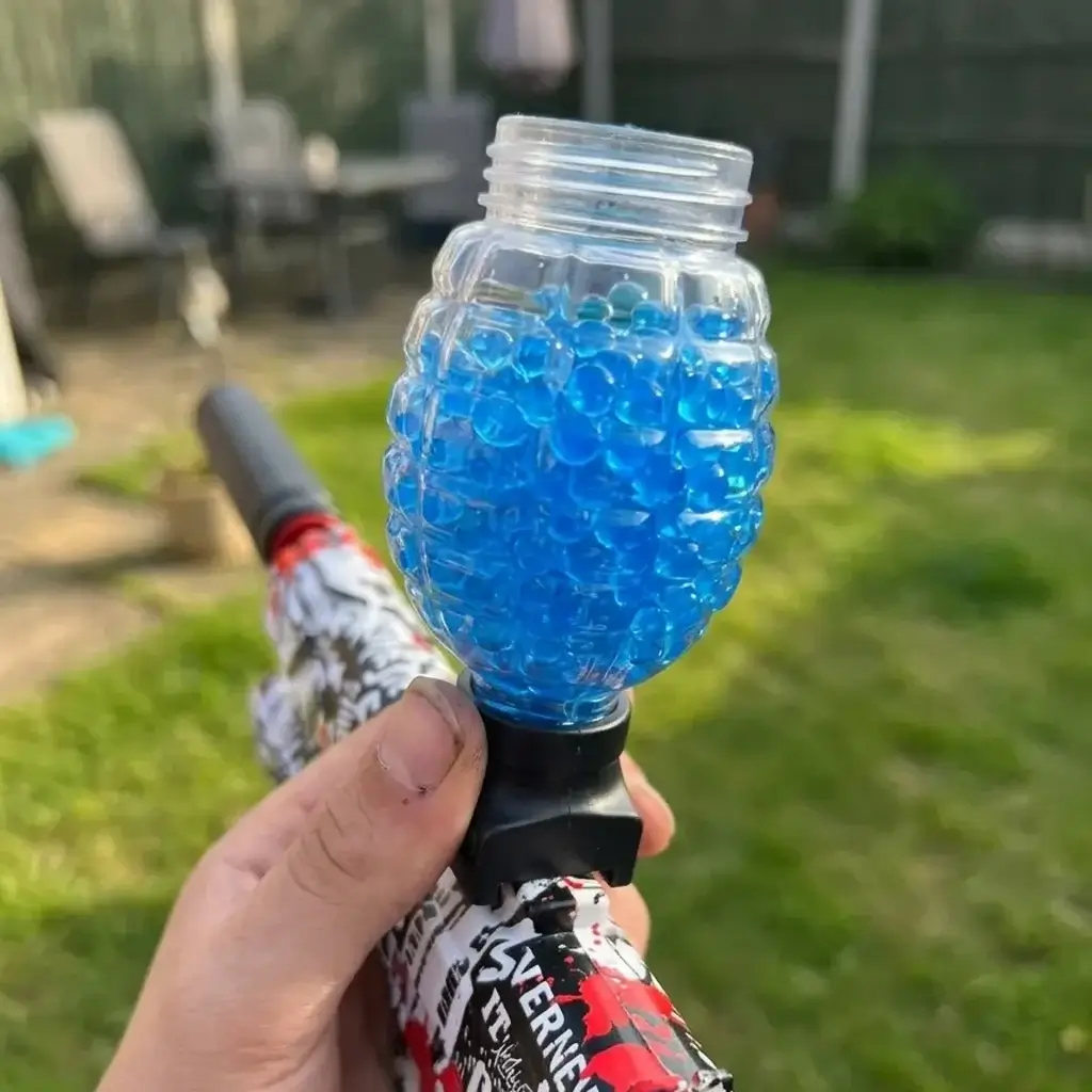 Jogo com o gel blaster em espaço interior