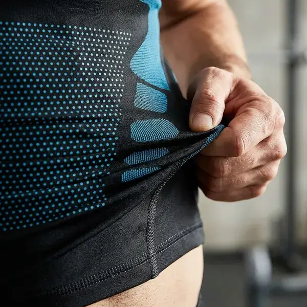 Zona de compresión en el abdomen de la camiseta DarkShape