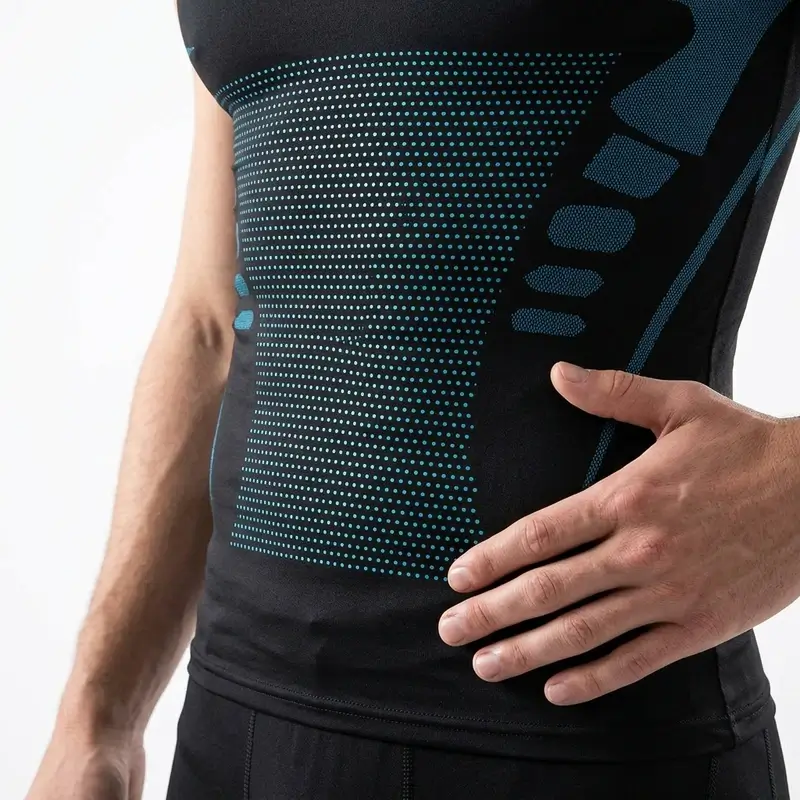 Abdomen contenido por la camiseta de compresión