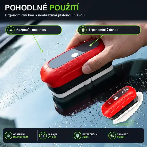 Aplikátor VetroClear při čištění čelního skla
